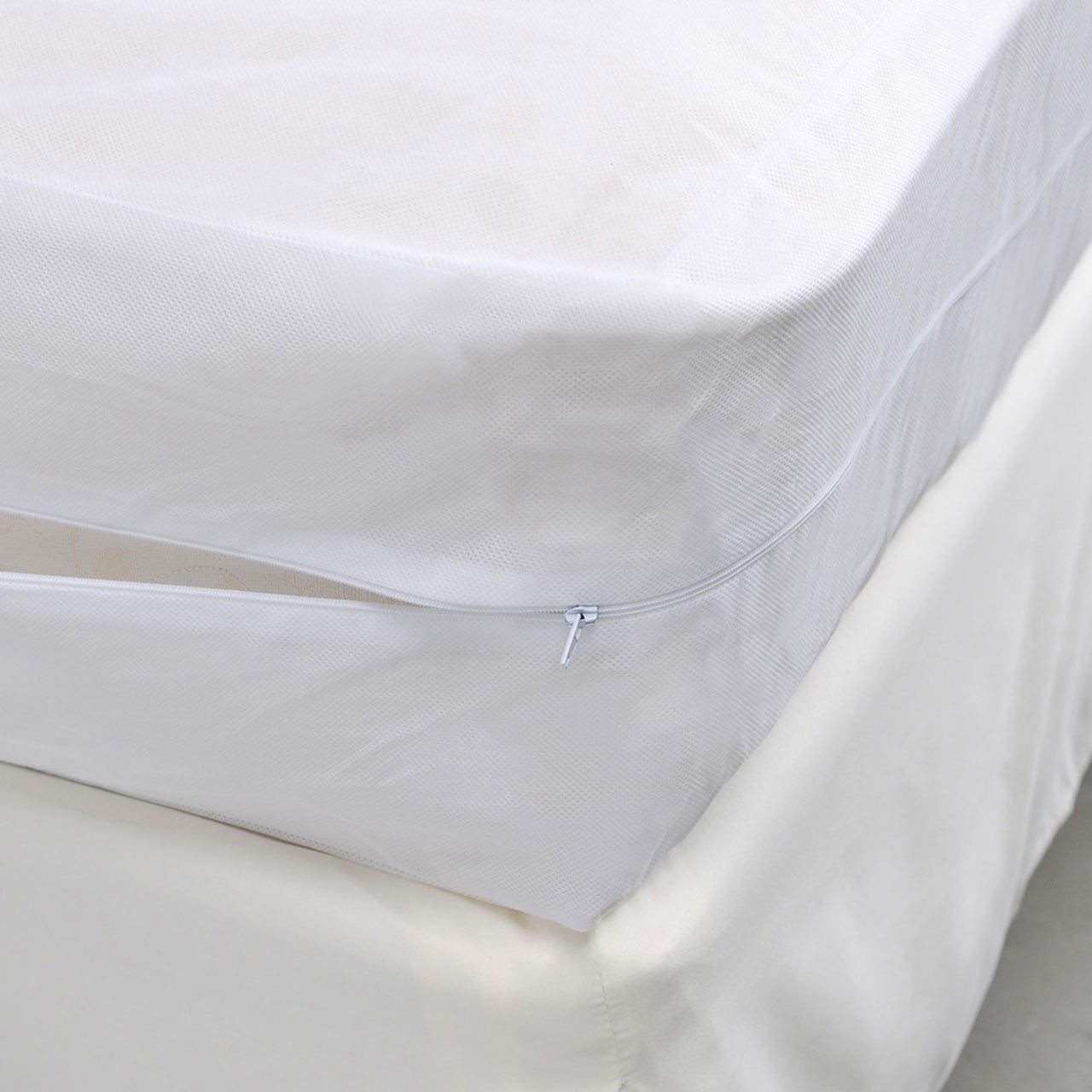 LodgMate Waterproof Polypropylene Zippered Mattress Covers
